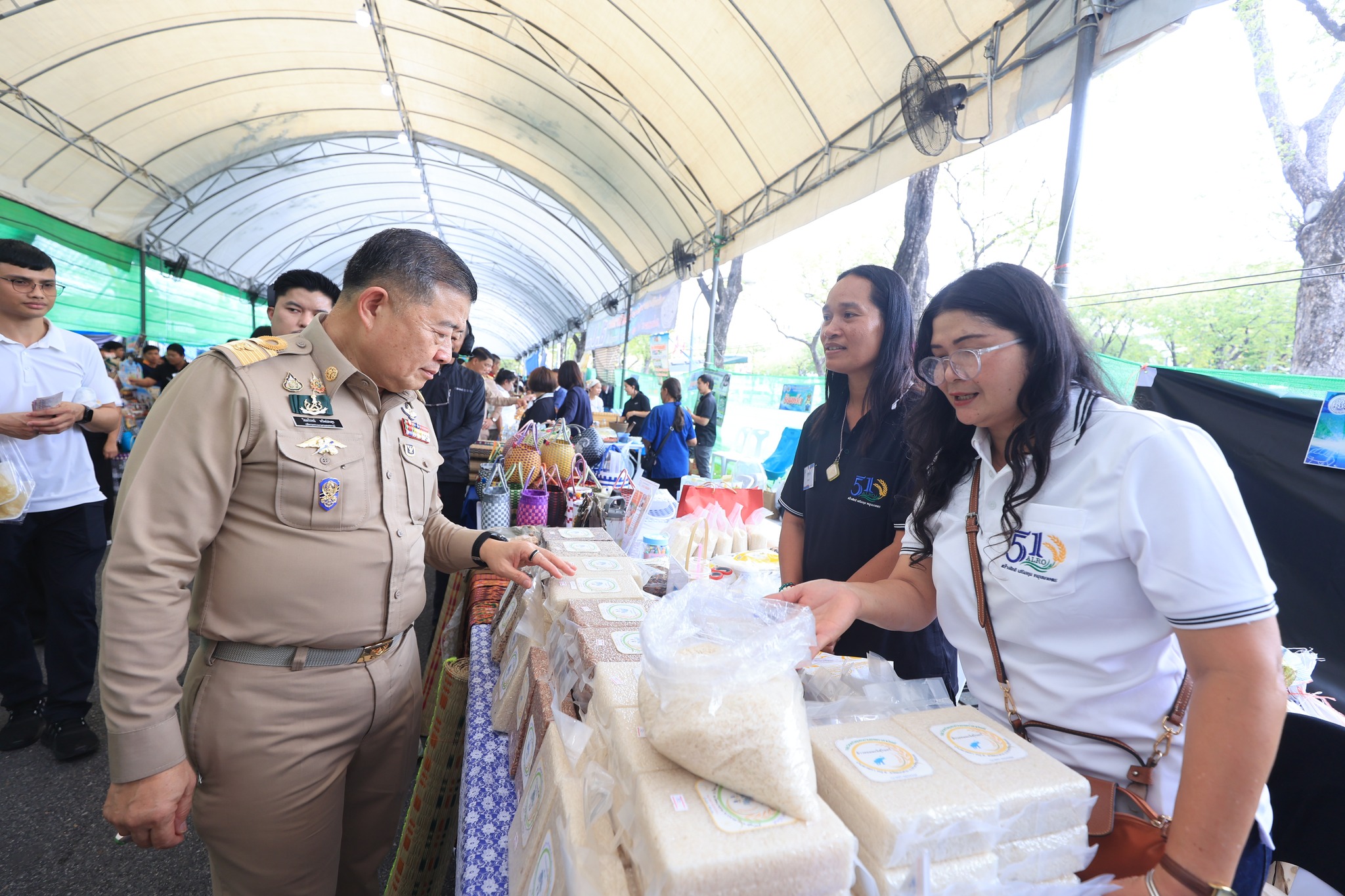 title - ปลัดกระทรวงเกษตรฯ และผู้บริหาร ส.ป.ก. เยี่ยมชมร้านค้า ในงานวันคล้ายวันสถาปนา ส.ป.ก. ครบรอบ 51 ปี